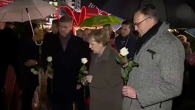 Merkel a berlini merénylet helyszínén bukkant fel