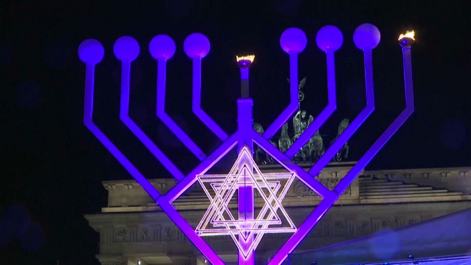 Berlin'de önlemler altında Hanuka Bayramı kutlandı