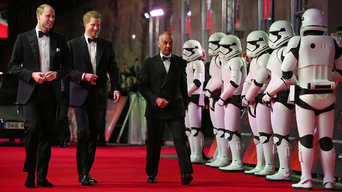 Die Prinzen William und Harry mit Stormtrooper-Garde