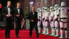 Die Prinzen William und Harry mit Stormtrooper-Garde