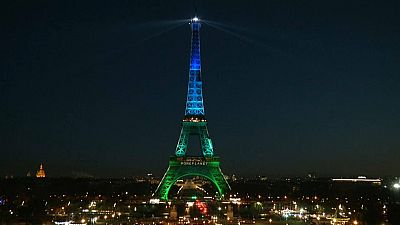 Paris İklim Zirvesi nedeniyle mavi yeşile büründü
