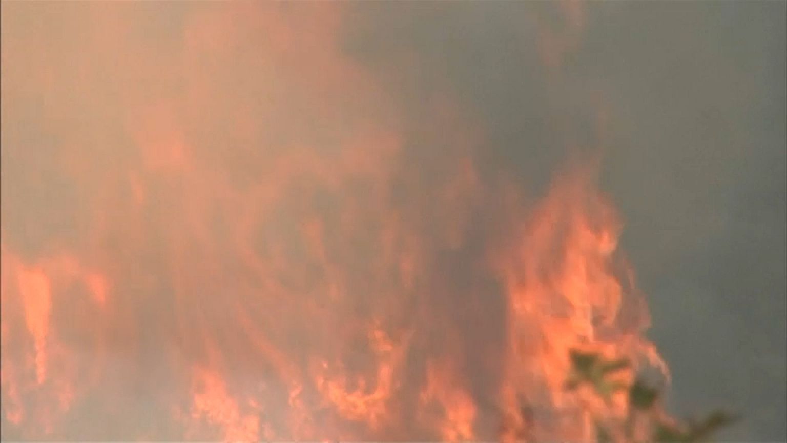 Lucha sin descanso contra el fuego en California