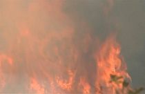 Lucha sin descanso contra el fuego en California