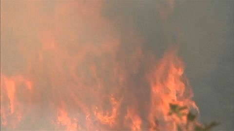 Lucha sin descanso contra el fuego en California