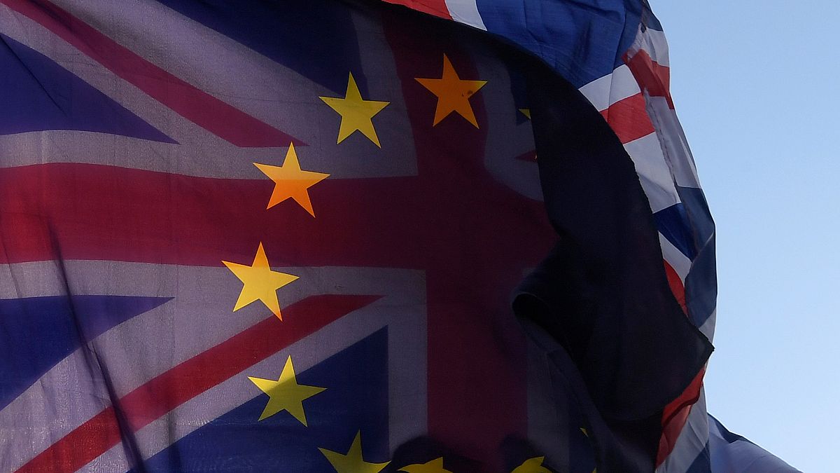Le due bandiere sovrapposte fuori dal parlamento UK a Londra