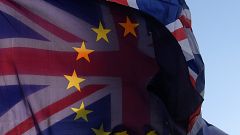 Le due bandiere sovrapposte fuori dal parlamento UK a Londra