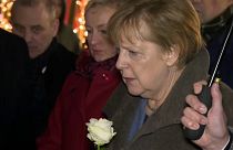 Berlino: Merkel visita il mercatino di Natale teatro di attentato un anno fa