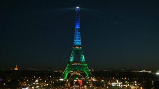 Monumentos de Paris iluminam-se pelo clima