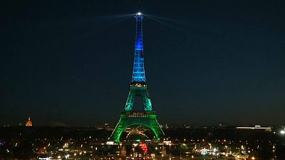 Monumentos de Paris iluminam-se pelo clima