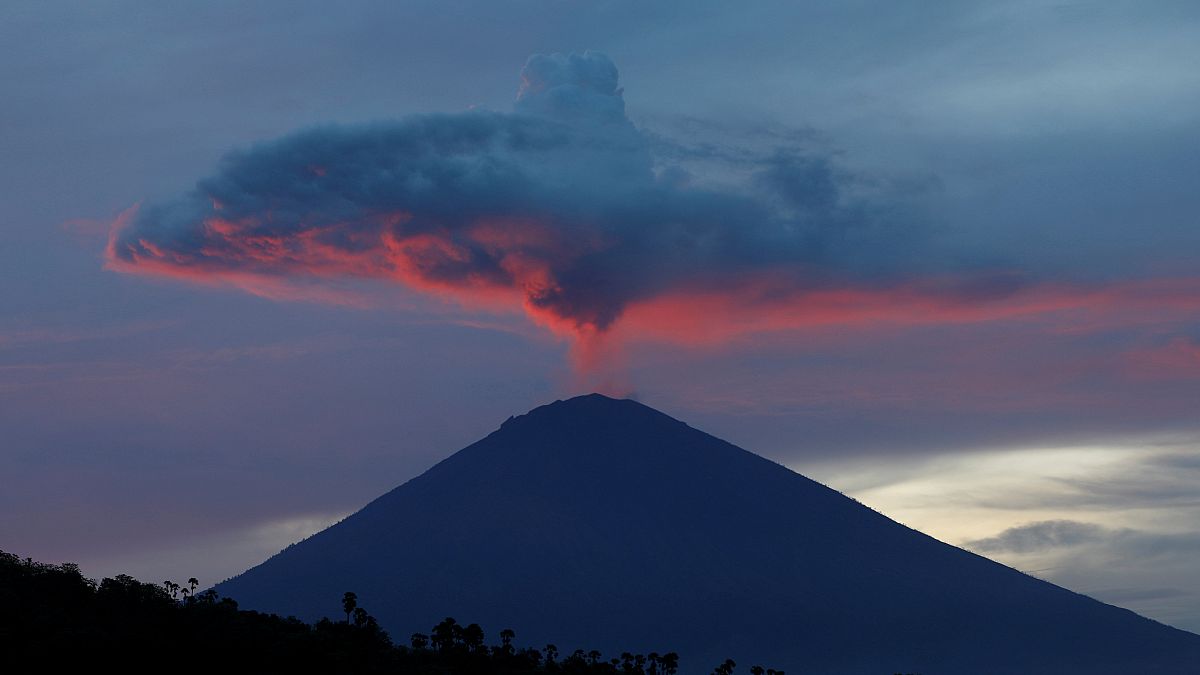 Lenyűgöző timelapse videó az Agung vulkán kitöréséről