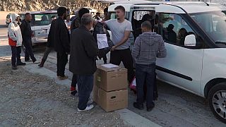 Lesbo: una Ong distribuisce donazioni ai rifugiati del campo di Moria