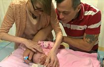 Naomi Findlay e Dean Wilkins, os pais, falam em "muito mais que um milagre"