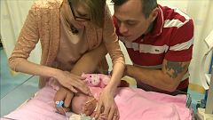 Naomi Findlay e Dean Wilkins, os pais, falam em "muito mais que um milagre"