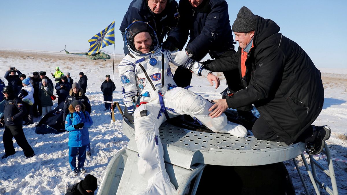 Спасатели помогают российскому космонавту Сергею Рязанскому