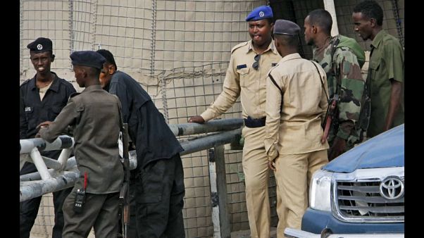 Somalia: kamikaze si fa esplodere in un'accademia di polizia Somalia: kamikaze si fa esplodere in un'accademia di polizia