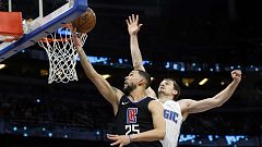 Austin Rivers, dos Clippers, impõe-se no cesto a Mario Hezonj, dos Magic