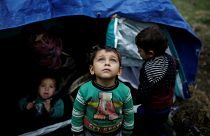 Auf Lesbos bringt der 'Weihnachtsmann' Decken, Jacken und Zelte