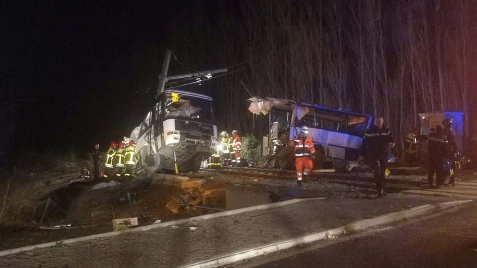 Comboio atinge autocarro escolar e faz pelo menos três mortos