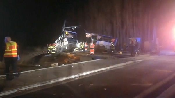 Zug rammt Schulbus: 4 Kinder und Jugendliche sind tot, mehr als 20 verletzt Zug rammt Schulbus: 4 Kinder und Jugendliche sind tot, mehr als 20 verletzt