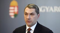 Lázár János szokásos heti sajtótájékoztatóját tartja az Országházban
