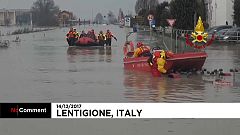 Les pompiers italiens bravent les inondations 