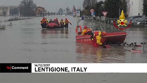 Les pompiers italiens bravent les inondations 