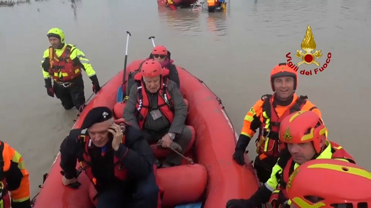 Пожарные эвакуируют пострадавших от наводнения