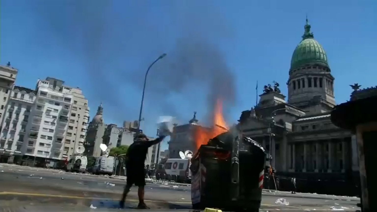 Violentos choques en Buenos Aires por la reforma de las pensiones