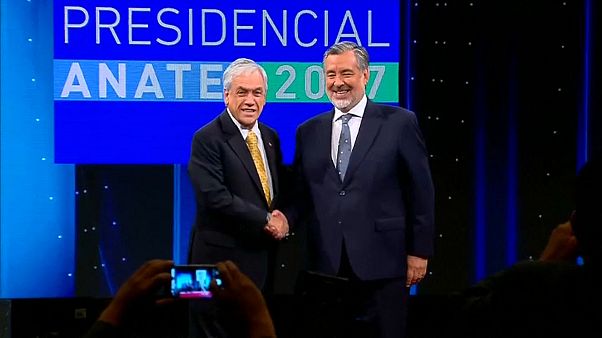 Piñera y Guillier se dan la mano tras un debate Piñera y Guillier se dan la mano tras un debate