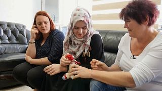 المراهقة الألمانية ليندا وينزل تلتقي والدتها وأختها في العاصمة بغداد