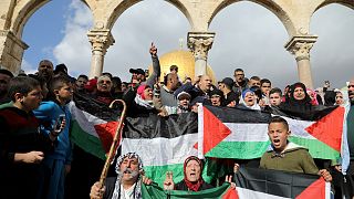 كتظاهرون فلسطينيون بعد صلاة الجمعة في المسجد الأقصى في "يوم الغضب"