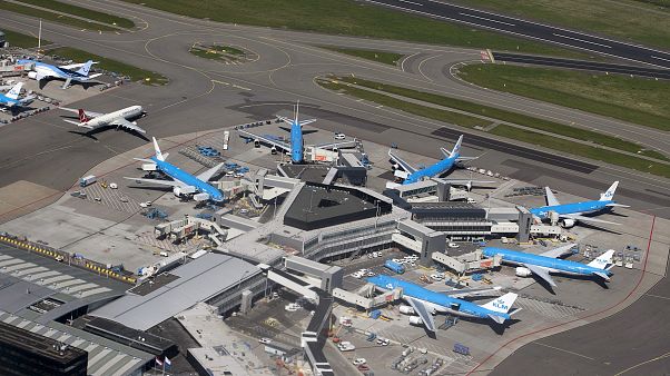 Polícia dispara sobre homem com arma branca no aeroporto de Amesterdão Polícia dispara sobre homem com arma branca no aeroporto de Amesterdão