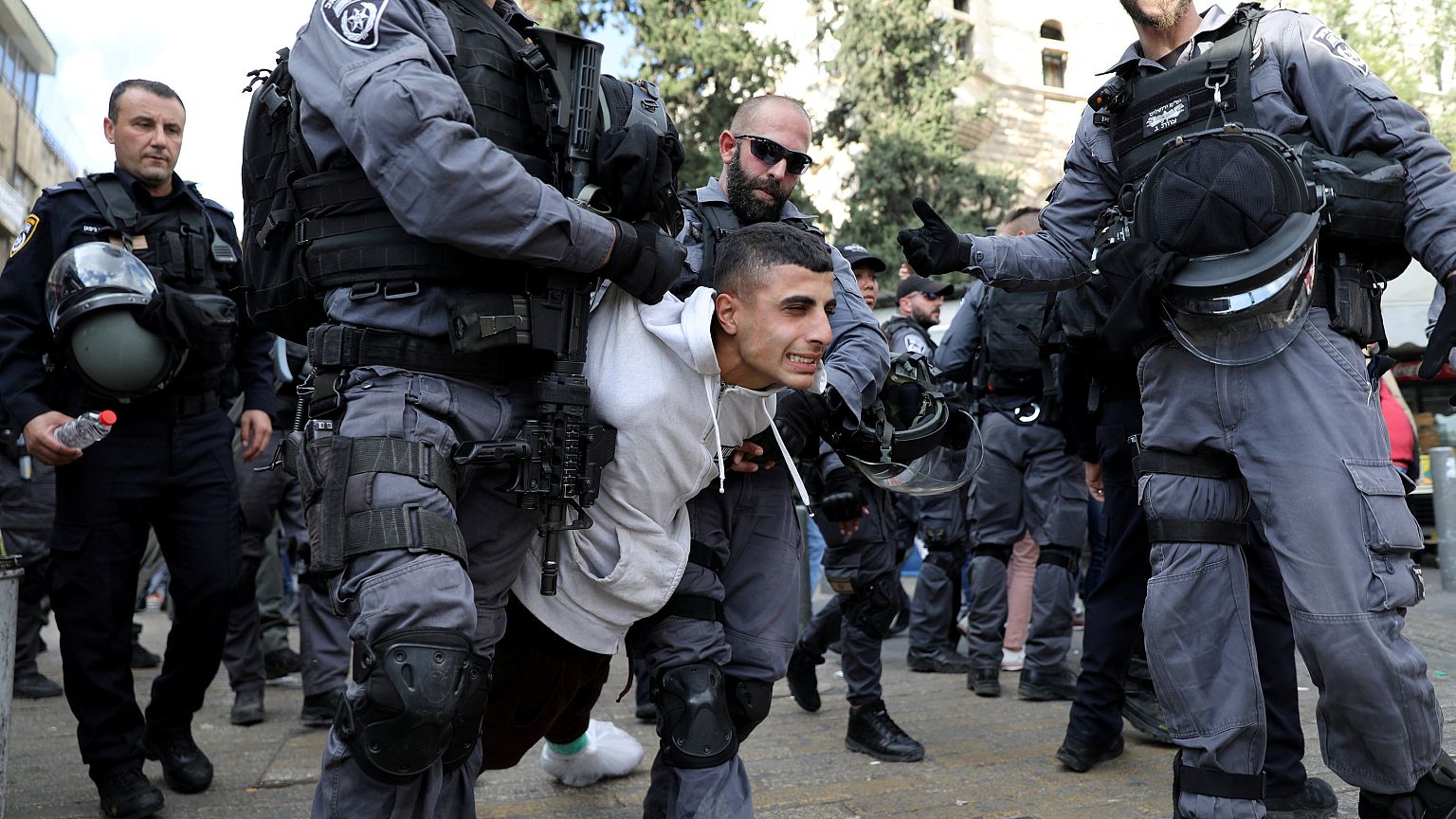 Pelo menos dois mortos e dezenas de feridos em confrontos entre palestinianos e forças israelitas