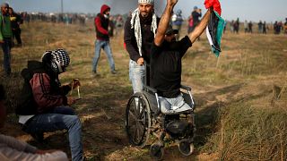 Demonstrant in einem Rollstuhl. Er verlor angeblich später sein Leben.