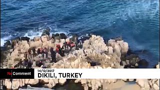 Des migrants bloqués sur un rocher