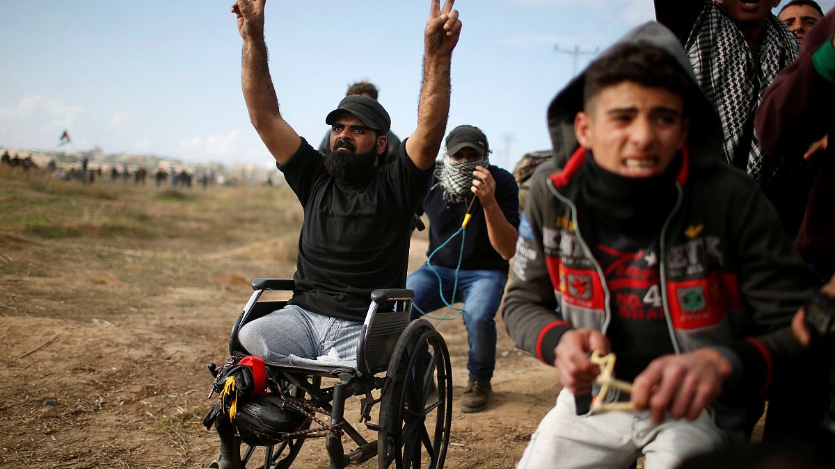 إبراهيم أبو ثريا، الشاب مبتور القدمين يتظاهر قبل ساعات من مقتله شرق غزة. 