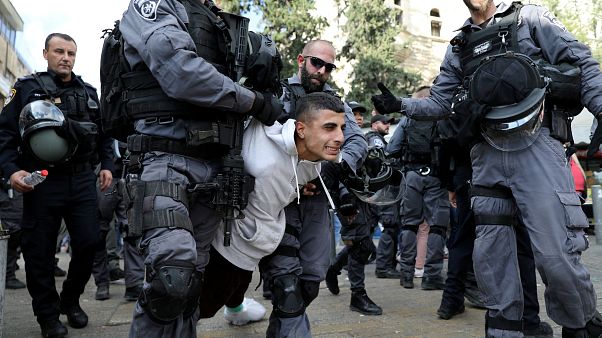 القوات الإسرائيلية تعتقل فلسطينيا بالقدس بعد مظاهرات الجمعة ضد قرار ترامب القوات الإسرائيلية تعتقل فلسطينيا بالقدس بعد مظاهرات الجمعة ضد قرار ترامب