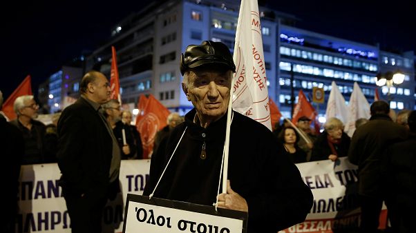 Reformados gregos protestam contra mais um corte nas pensões Reformados gregos protestam contra mais um corte nas pensões