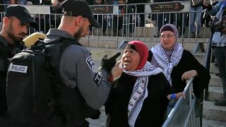 شرطي إسرائيلي يعنف امرأة فلسطينية بالقدس خلال احتجاجات ضد قرار ترامب