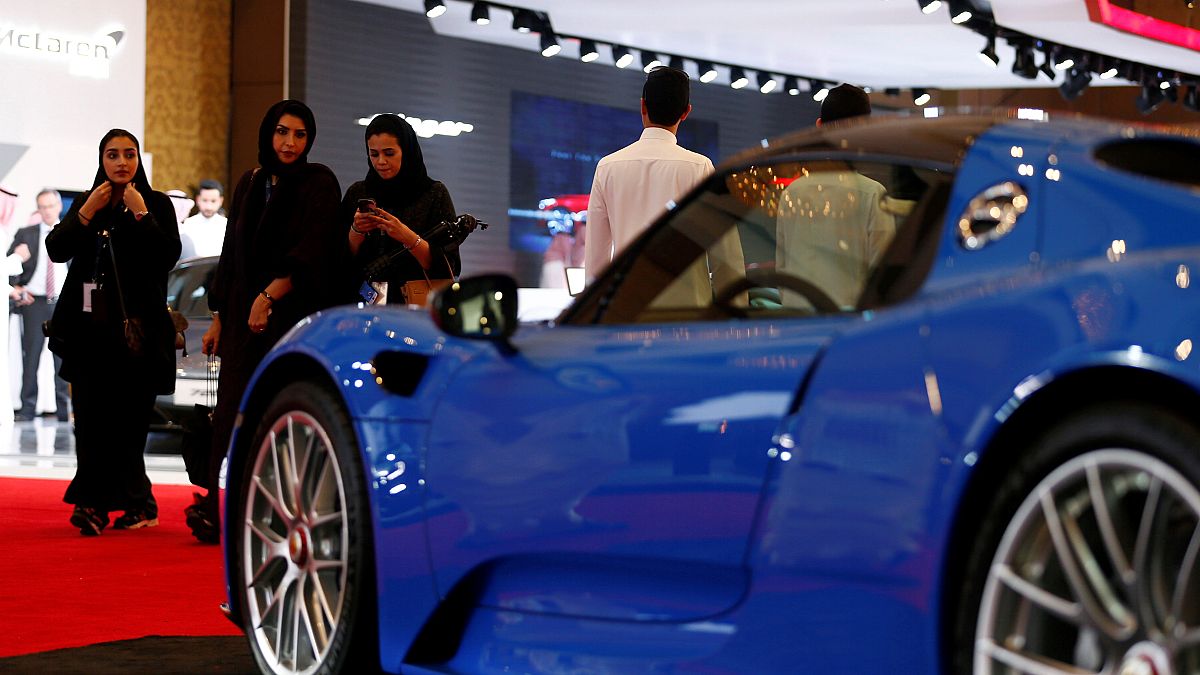 نساء سعويدات يزرن معرض السيارات الفارهة في الرياض