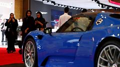 نساء سعويدات يزرن معرض السيارات الفارهة في الرياض