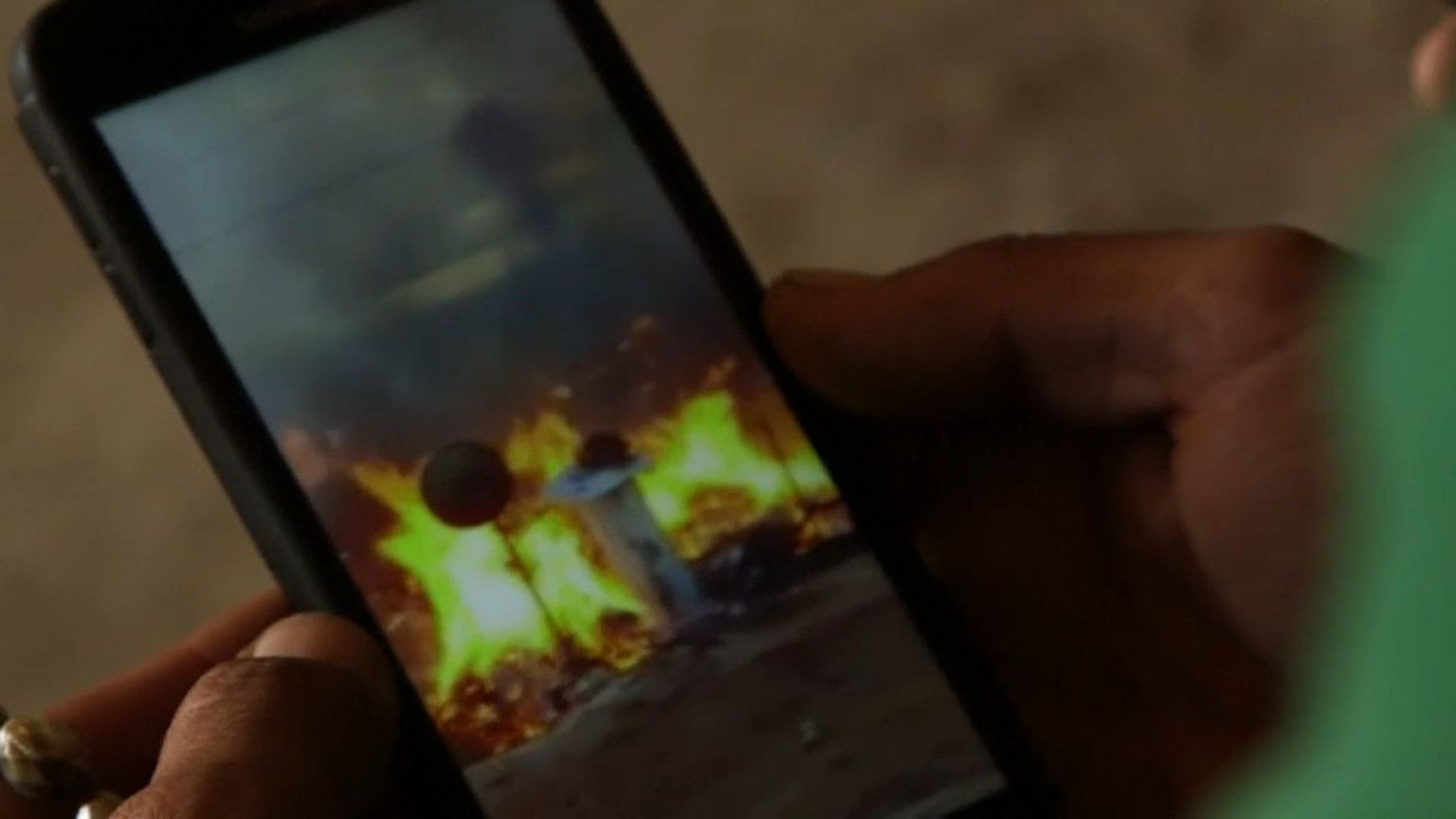 صور في موبايل تظهر الحريق الذي شب في مخيم للاجئين السوريين بالبقاع اللبناني