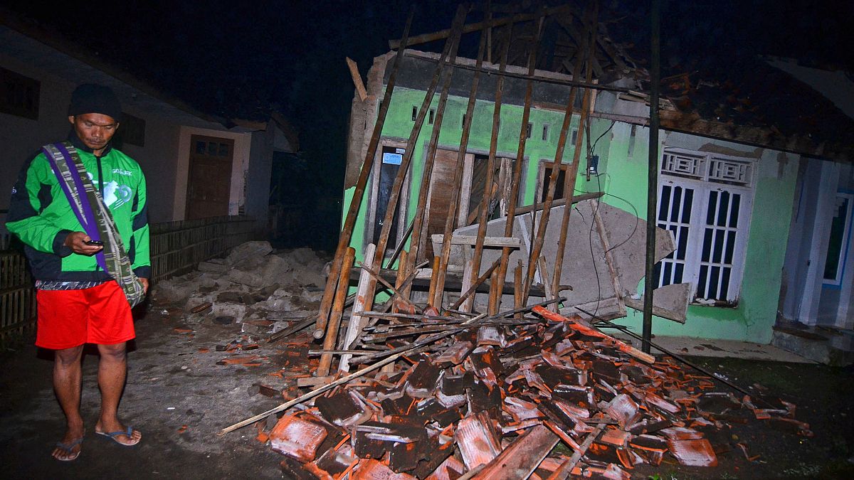 Endonezya şiddetli depremle sarsıldı