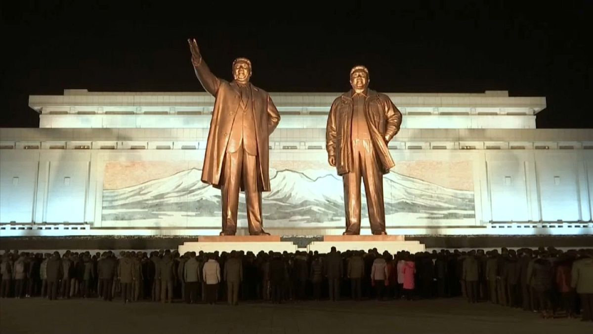 صورة لتمثالي كيم جونغ إيل وكيم إيل سونغ الزعيمين السابقين لكوريا الشمالية 
