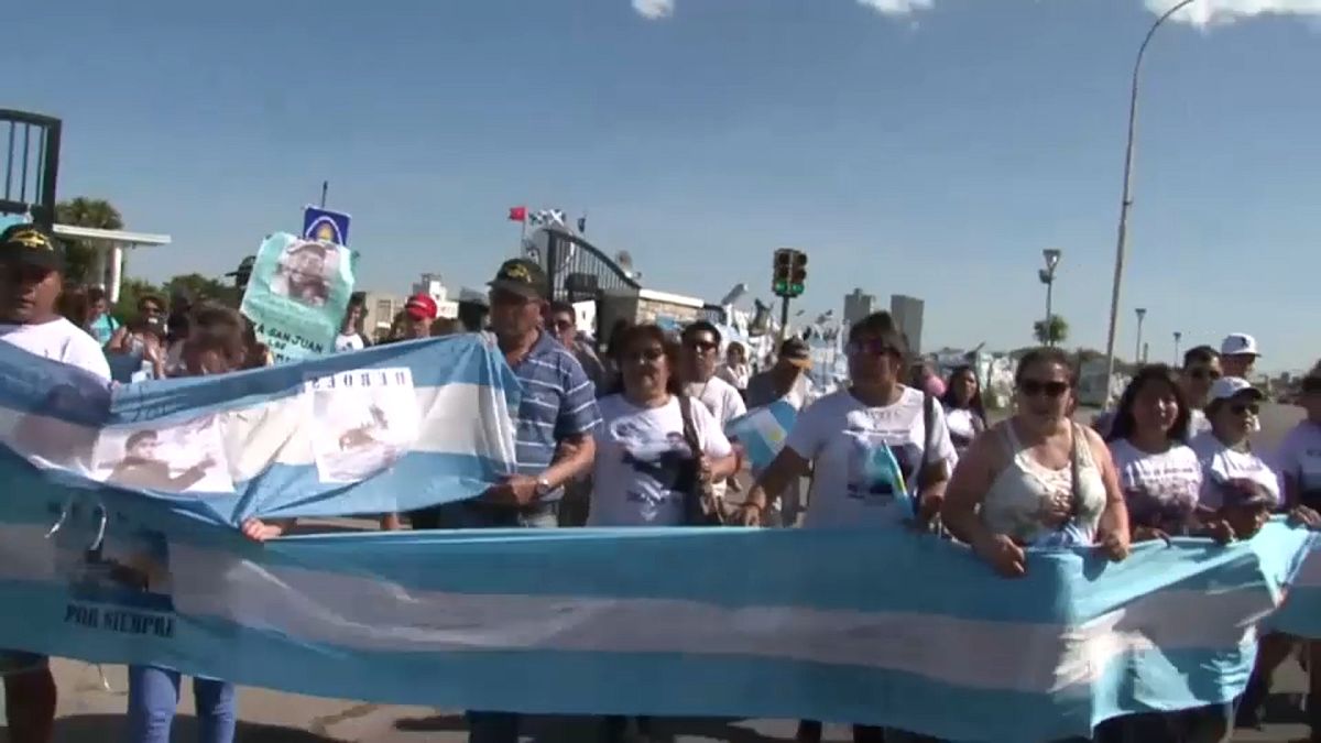 Chefe da Marinha destituído mas argentinos querem é respostas
