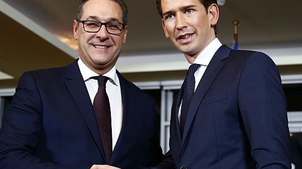 Αυστρία: Στοπ στην παράνομη μετανάστευση, «μαχαίρι» στα επιδόματα Αυστρία: Στοπ στην παράνομη μετανάστευση, «μαχαίρι» στα επιδόματα