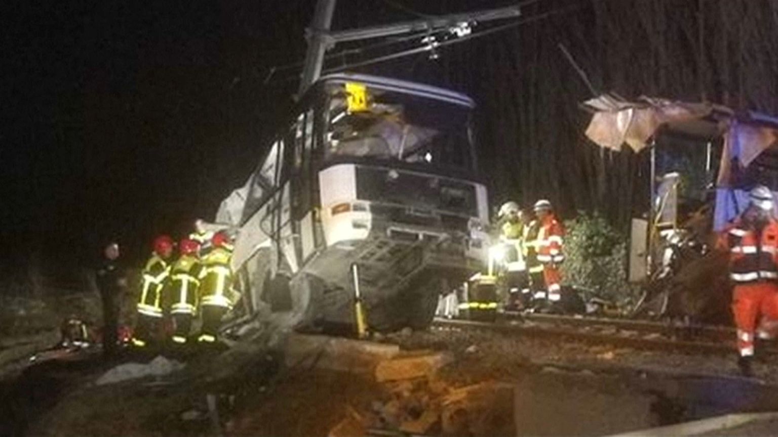 Francia, scontro tra scuolabus e treno: "la sbarra era sollevata"