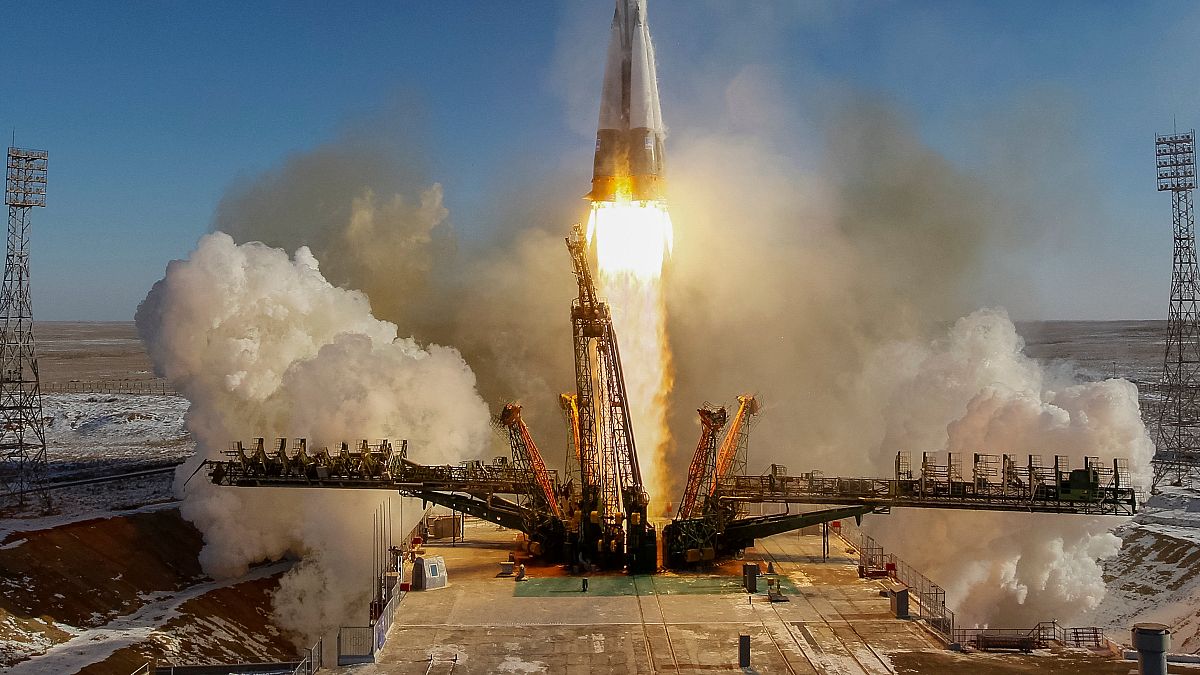 Soyuz deixa o planeta Terra