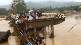 Deadly tropical storm hits eastern Philippines