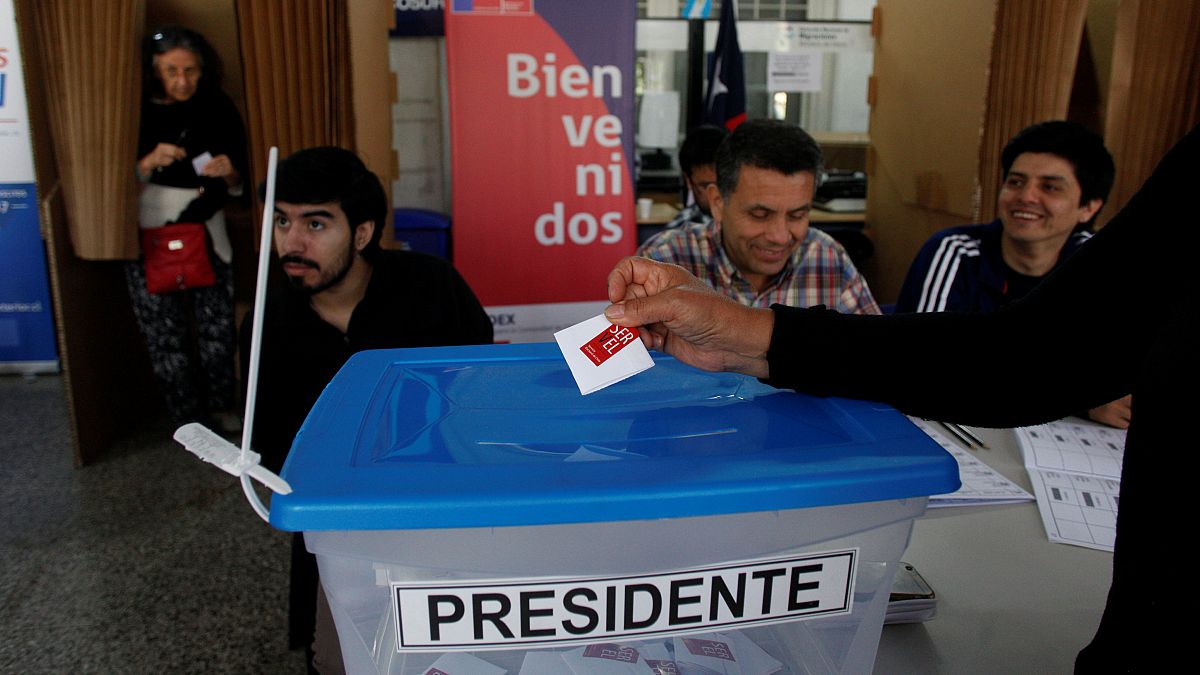 Si vota in Cile, Guillier sfida il favorito Piñera, con un asso nella manica